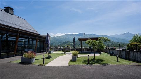 Résidence d’Ayzac-Ost – La terrasse face aux montagnes